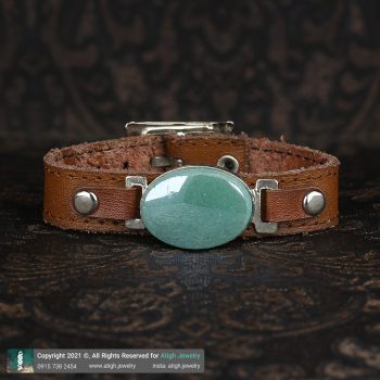خرید دستبند چرم شتری طبیعی آونتورین سبز معدنی بسیار خوشرنگ جنس فریم برنج | سایت جواهری عتیق: atigh.jewelry