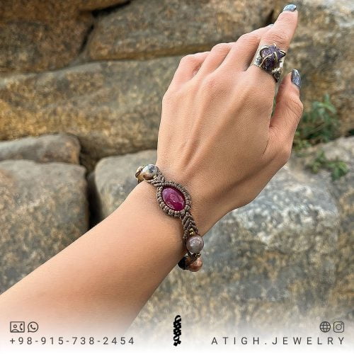 خرید دستبند جید سرخابی رنگ بسیار زیبا همراه جاسپر امپریال رگه های بسیار زیبا و چشم ببر معدنی